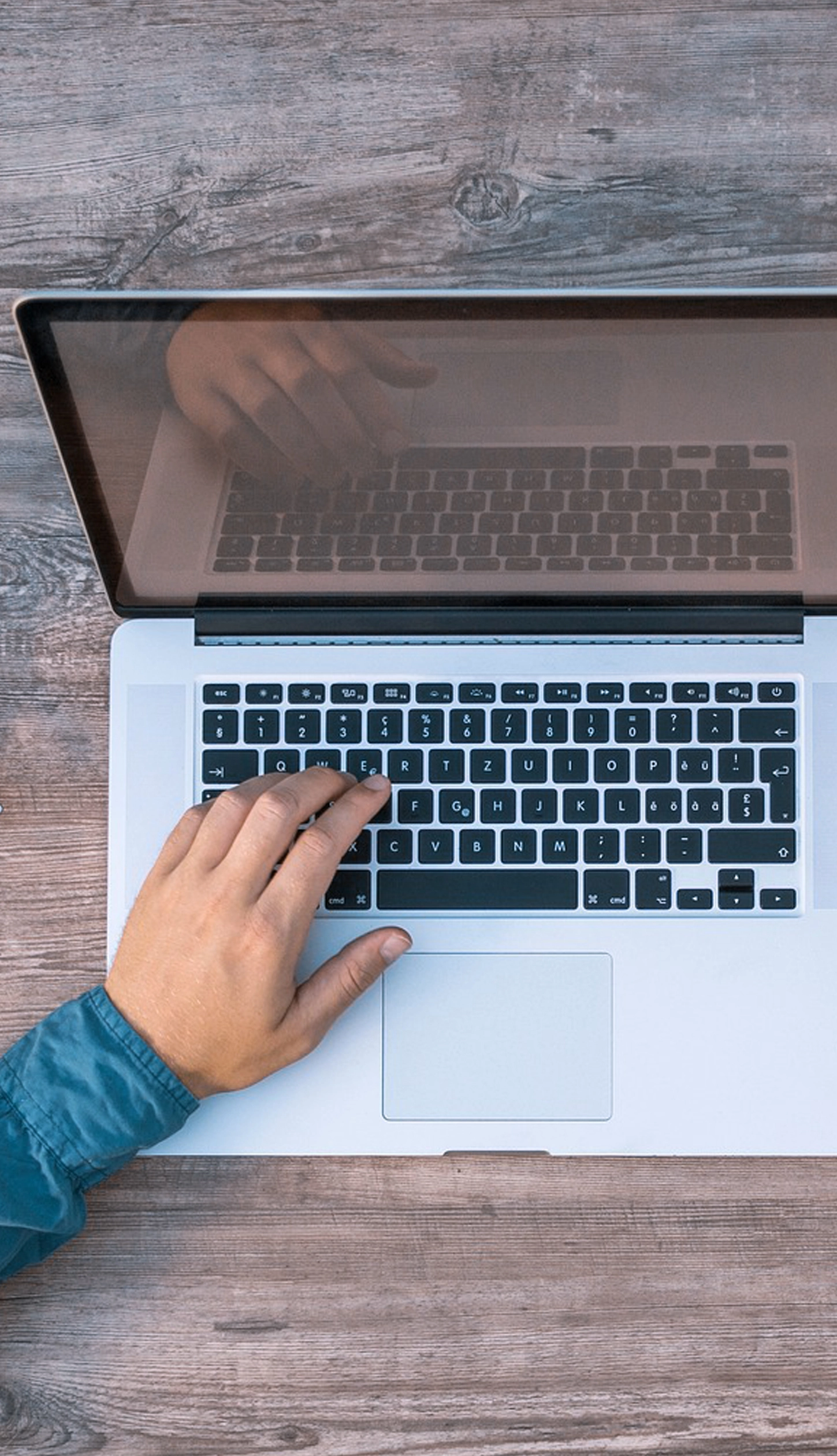 main écrivant sur un clavier d'ordinateur